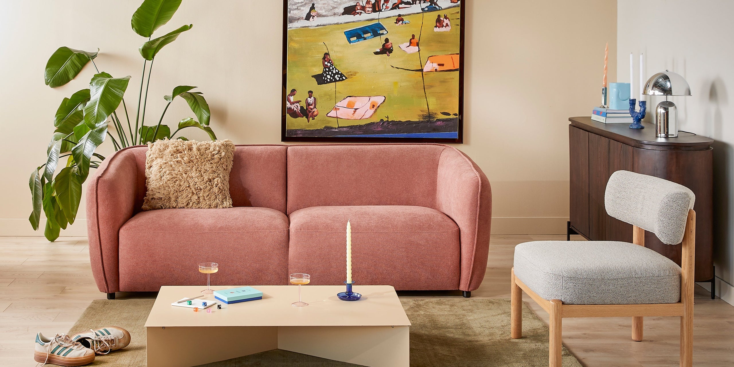 Shop de look: een rustige basis met kleurrijke meubels