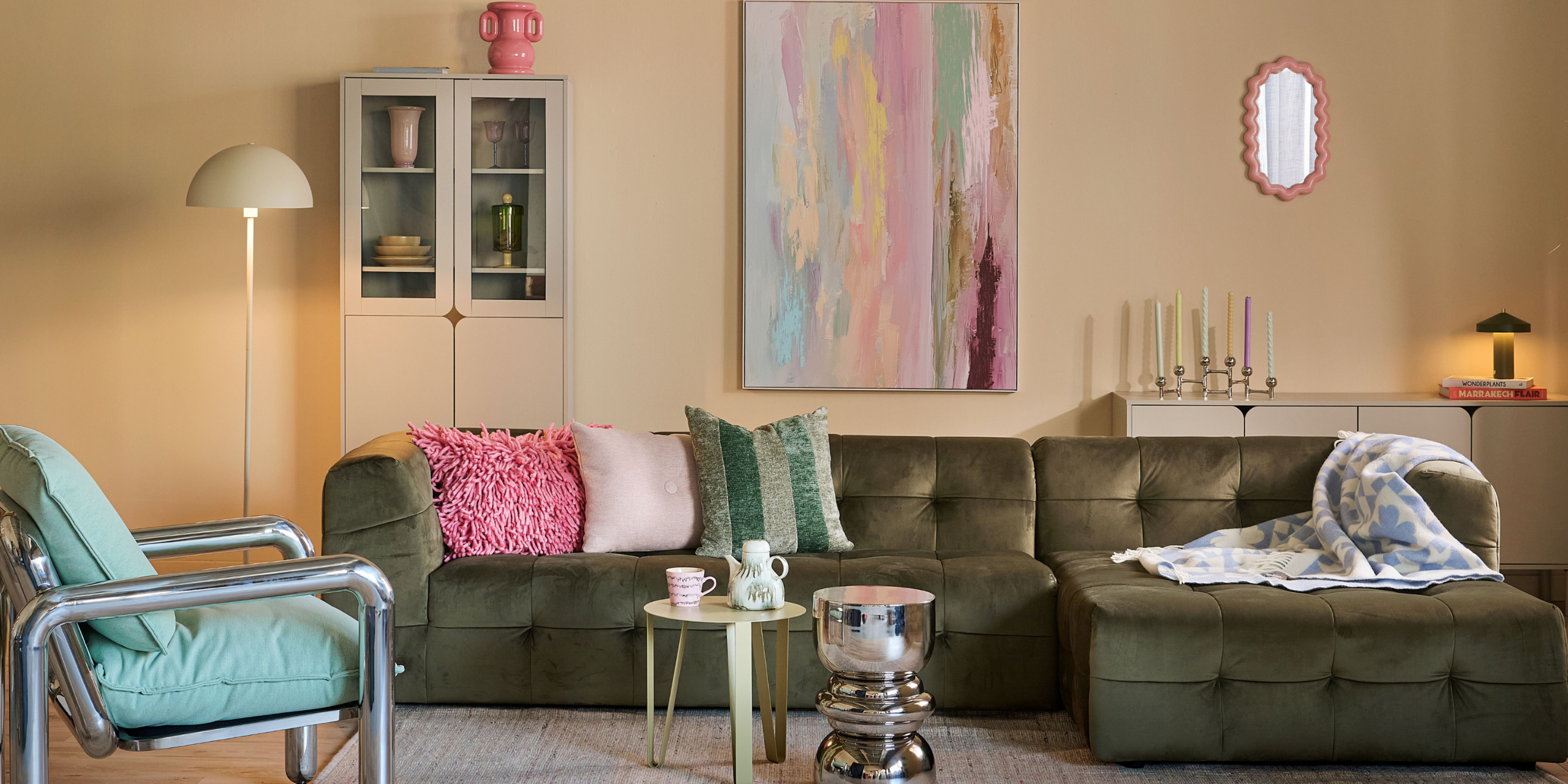 Shop de woonkamerlook: Groene bank, verfijnde balans