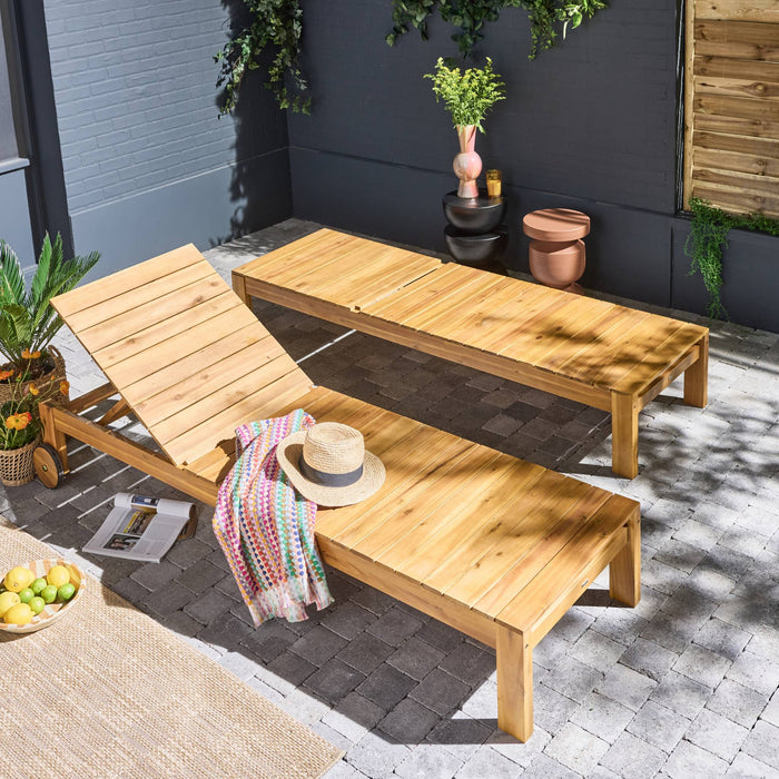 sweeek - Set van 2 acaciahouten ligstoelen met wielen