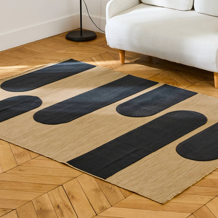 sweeek - Beige interieur|exterieur tapijt met zwart geometrisch