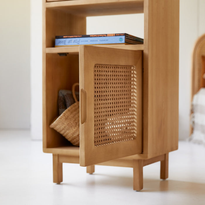 Tikamoon - Lage boekenkast van massief iepenhout en rotan vlechtwerk