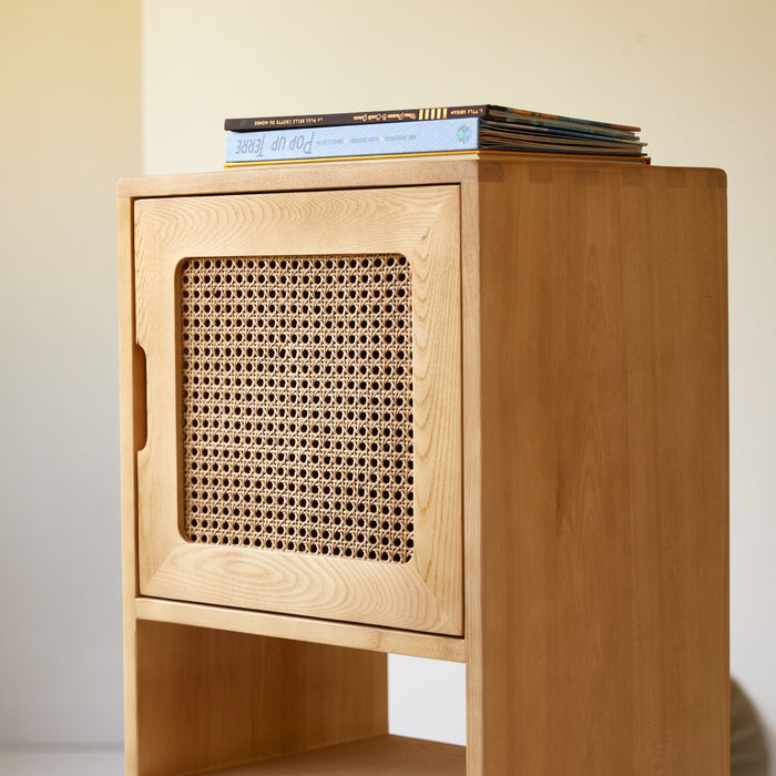 Tikamoon - Lage boekenkast van massief iepenhout en rotan vlechtwerk