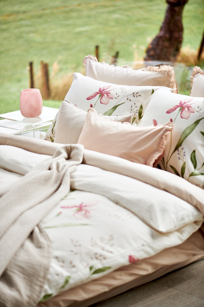 Serene Flower Dekbedovertrek Off | 200 x 200|220 cm | Ivoor