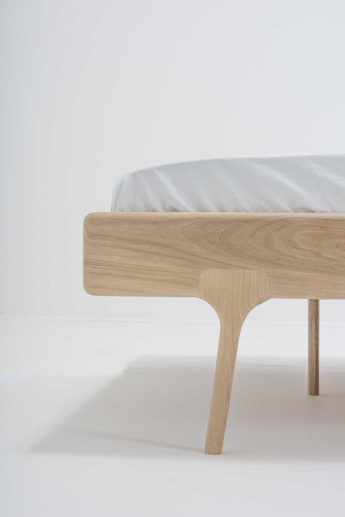 Fawn bed 140x200 whitewash cotton webbing black