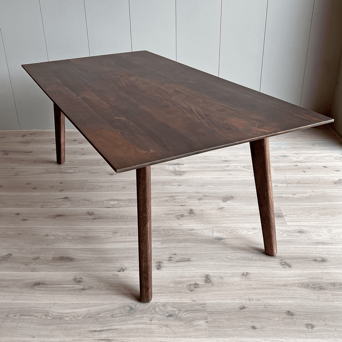 Old Inn - Eetkamertafel Mango walnoot met houten poot 240x100cm