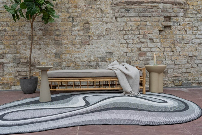 Interieur05 Organisch gevormd buitenkleed Loop Stone Zwart