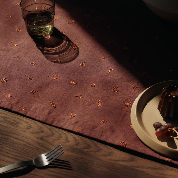 Ferm Living Baies Tafelkleed Loper - Dark Grape / Picante