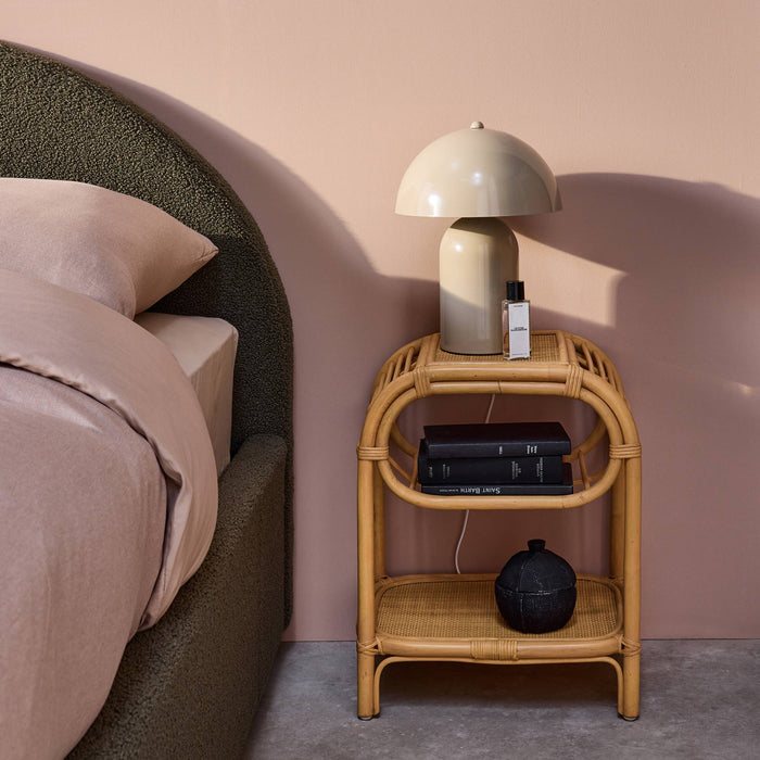 sweeek - Rotan nachtkastje gebogen 1 plank 1 nis