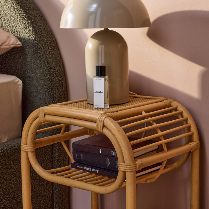 sweeek - Rotan nachtkastje gebogen 1 plank 1 nis