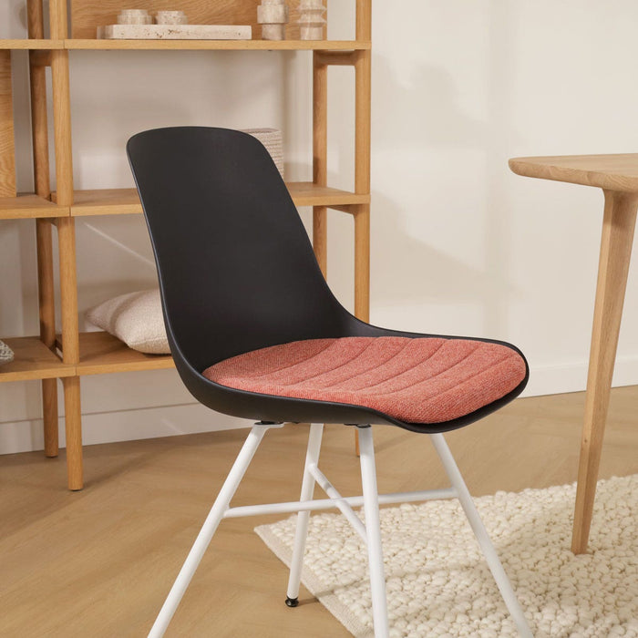 Nolon Noa-Liv Eetkamerstoel Zwart - Terracotta Kussen - Witte Poten
