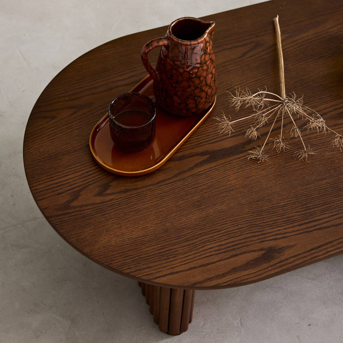 sweeek - Ovale salontafel rubberhout met eikenfineer