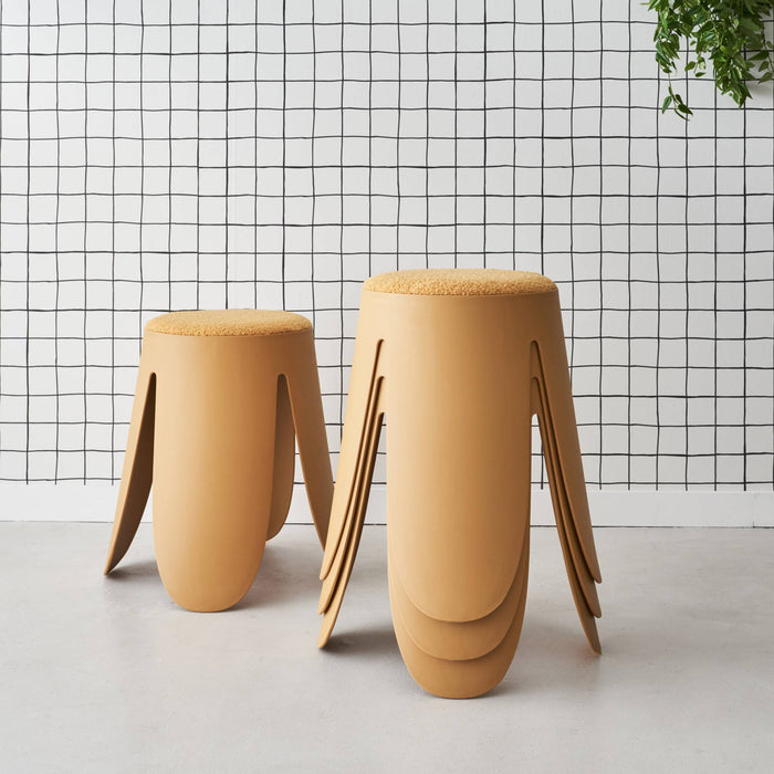 sweeek - Set van 4 stapelkrukken in boucléstof