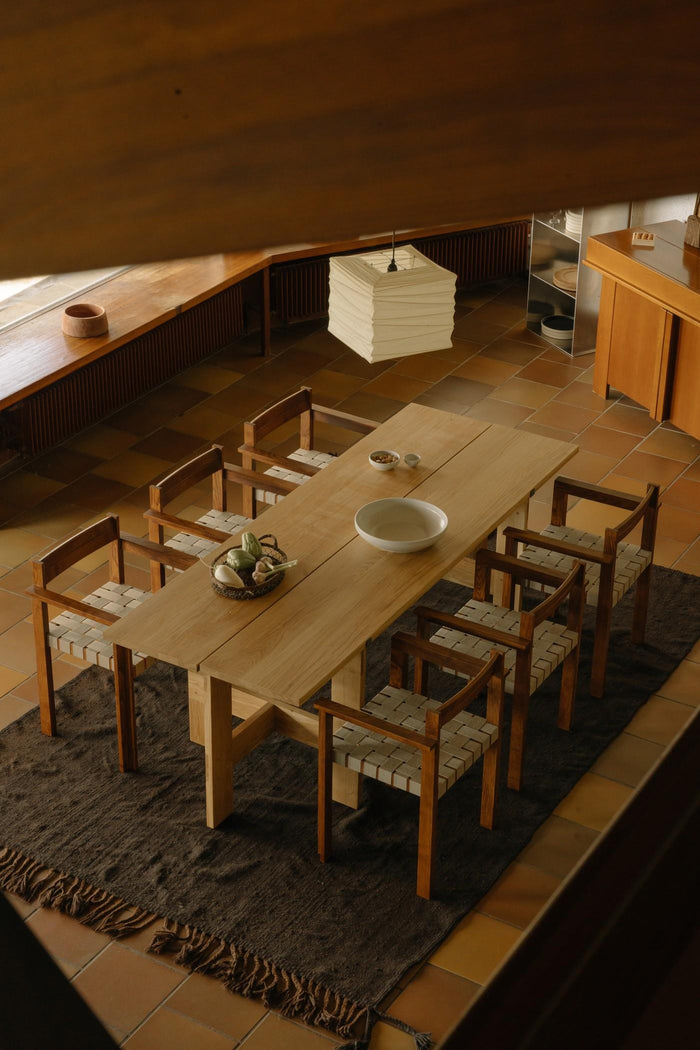 Symmetry eetkamerstoel met armleuning Honey Ash Wood | Oat Fabric