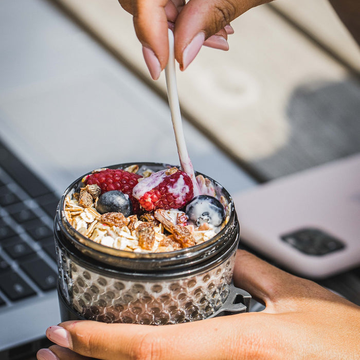 Sareva Muesli Beker Yoghurt 2 Go Zwart met lepel