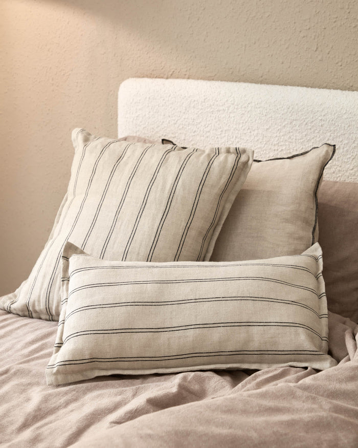 Kave Home - Dyla bed in witte fleece, met massief beukenhouten poten