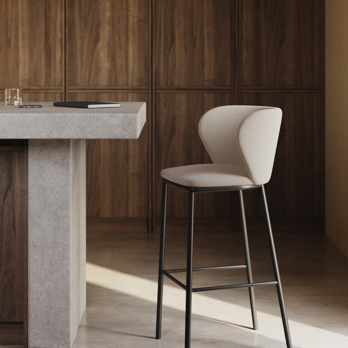 Kave Home - Ciselia kruk beige chenille en zwarte stalen poten  hoogte