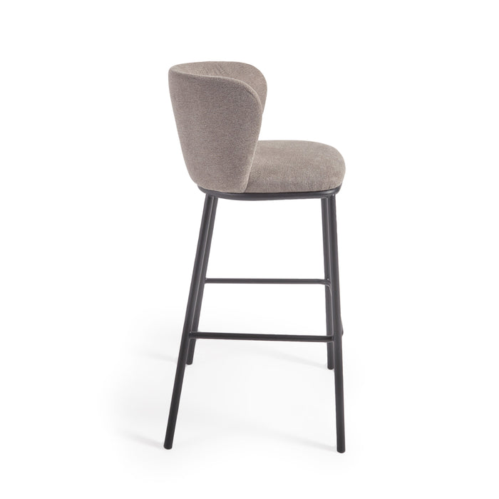 Kave Home - Ciselia kruk lichtbruine chenille en zwarte stalen poten