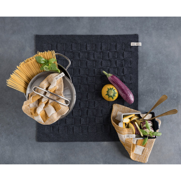 Knit Factory Gebreide Pannenlap Block - Ecru|Oker - 23x23 cm