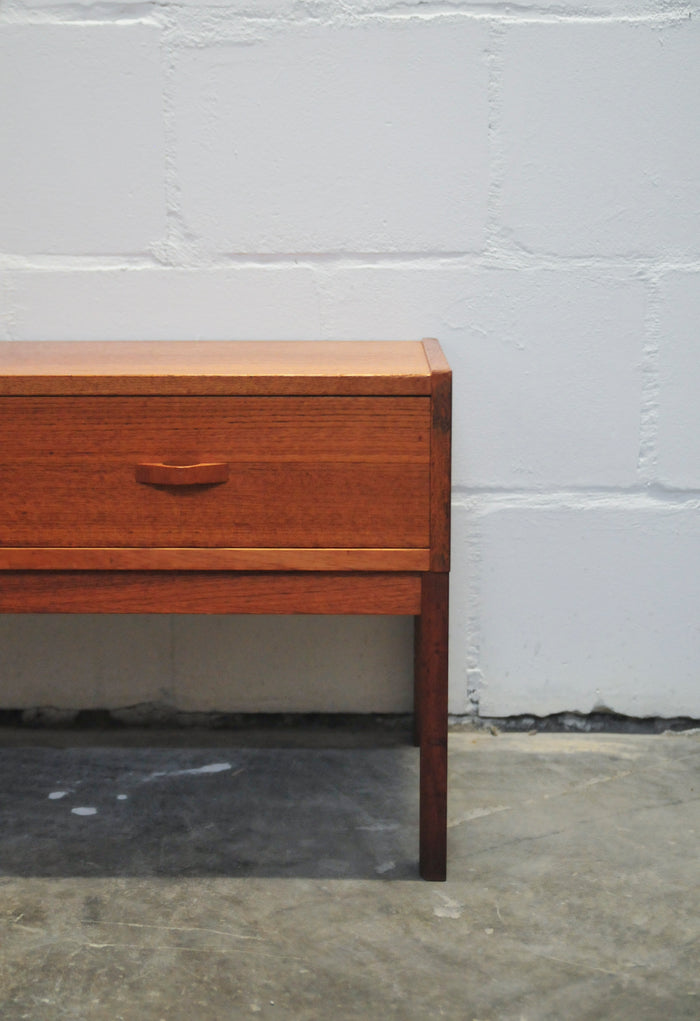 Reliving Zweeds Teakhouten Ladekast Op Frame