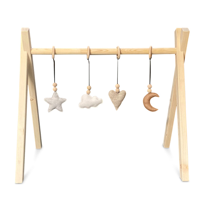 Blank houten babygym, met naturel vilthangers, Tipi vorm massief hout