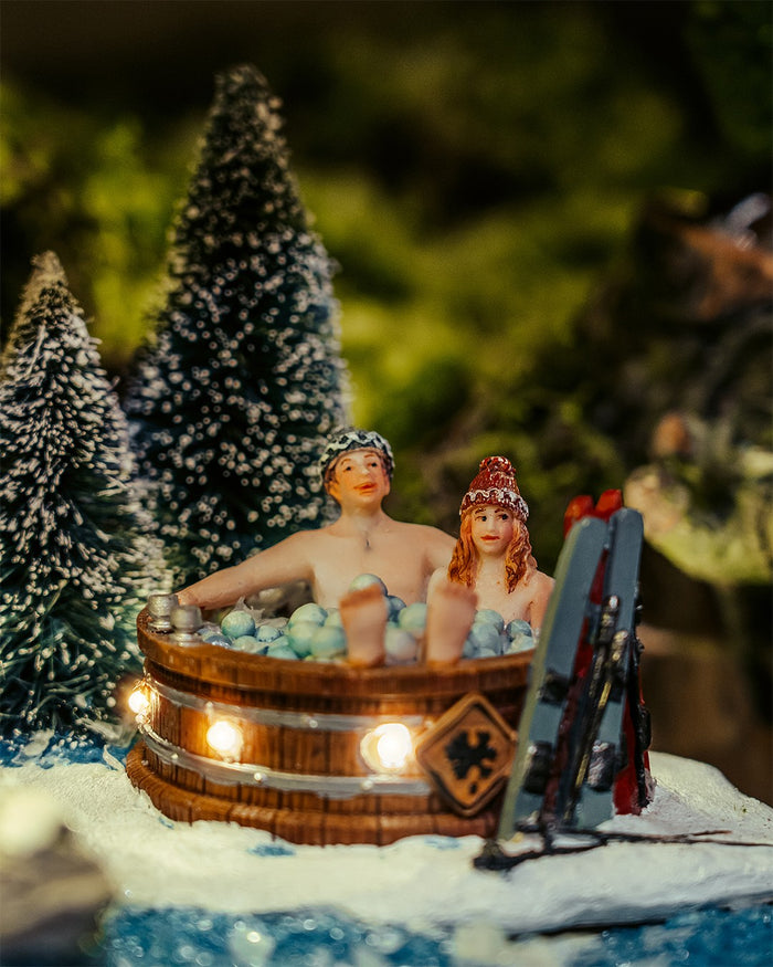 LuVille Kerstdorp Miniatuur Bubbelbad in het Bos - L13 x B10 x H11 cm