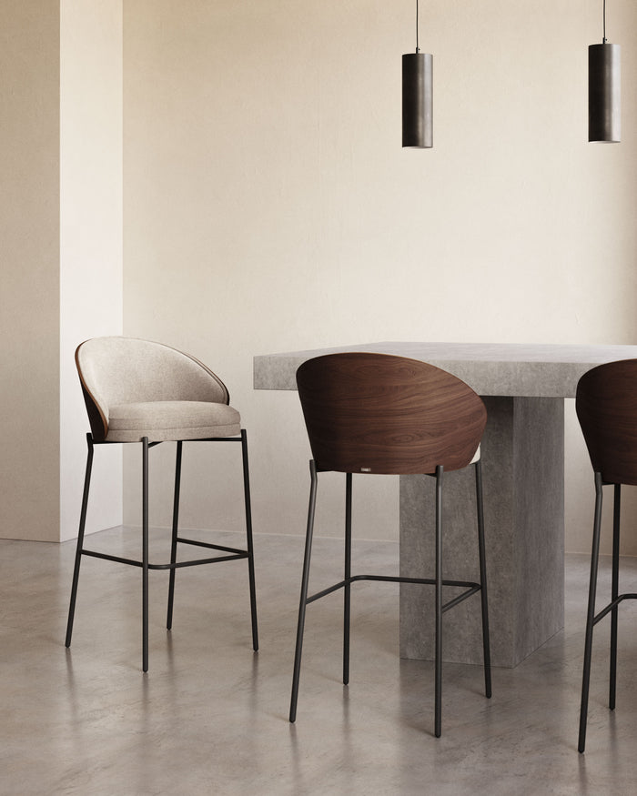 Kave Home - Eamy kruk in lichtbruin chenille en in essenhoutfineer met