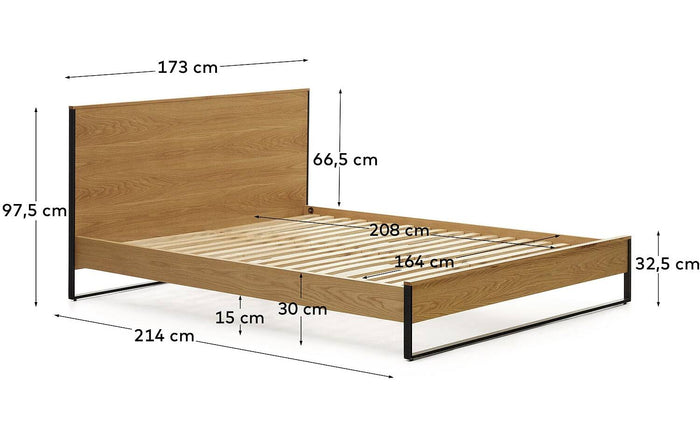 Kave Home - Bed Taiana van eikenfineer en stalen poten met zwart
