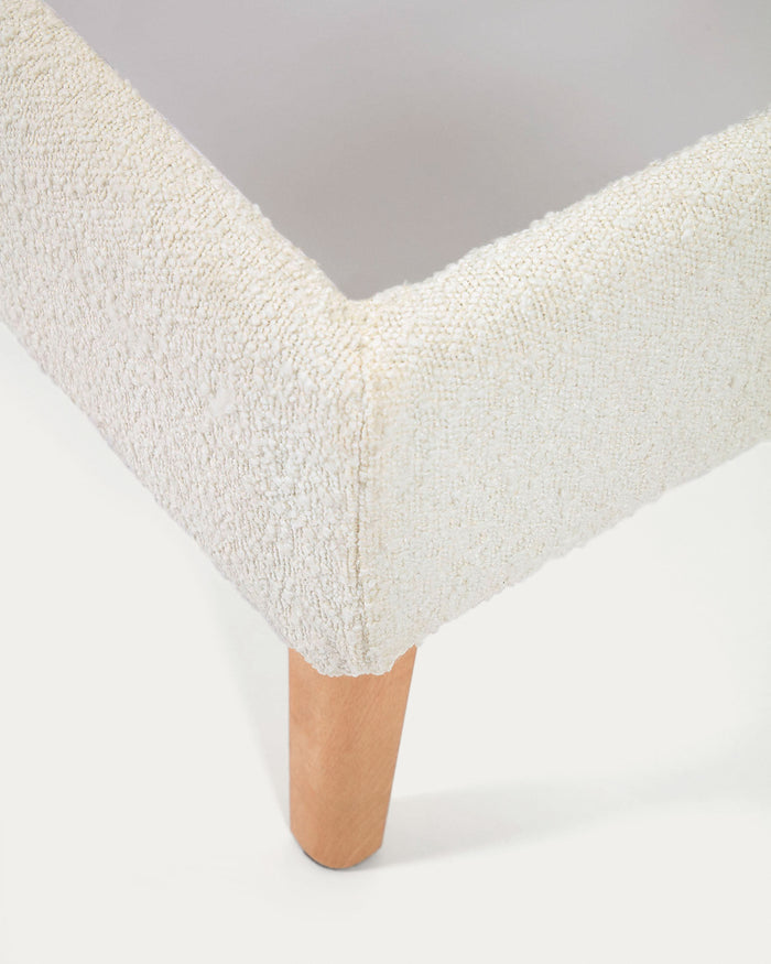 Kave Home - Dyla bed in witte fleece, met massief beukenhouten poten