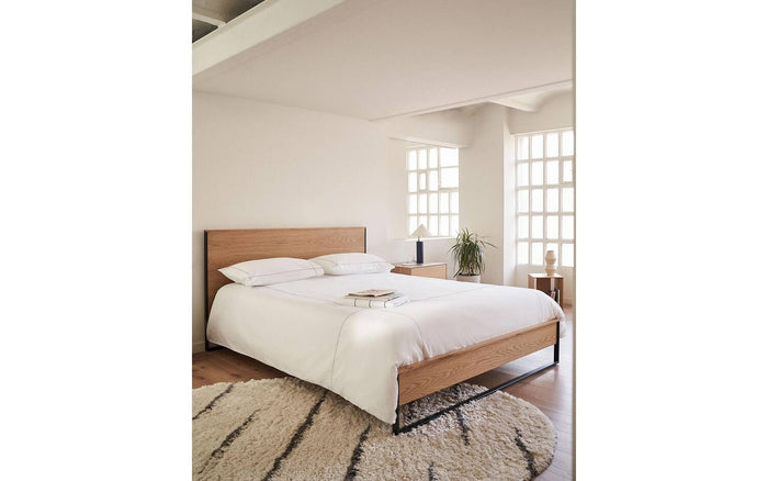 Kave Home - Bed Taiana van eikenfineer en stalen poten met zwart