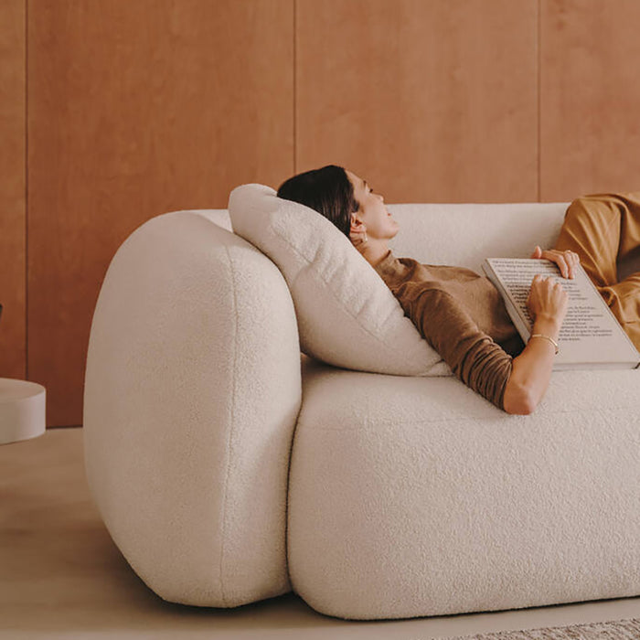 Kave Home Martina 3-Zitsbank van gebroken witte schapenvacht