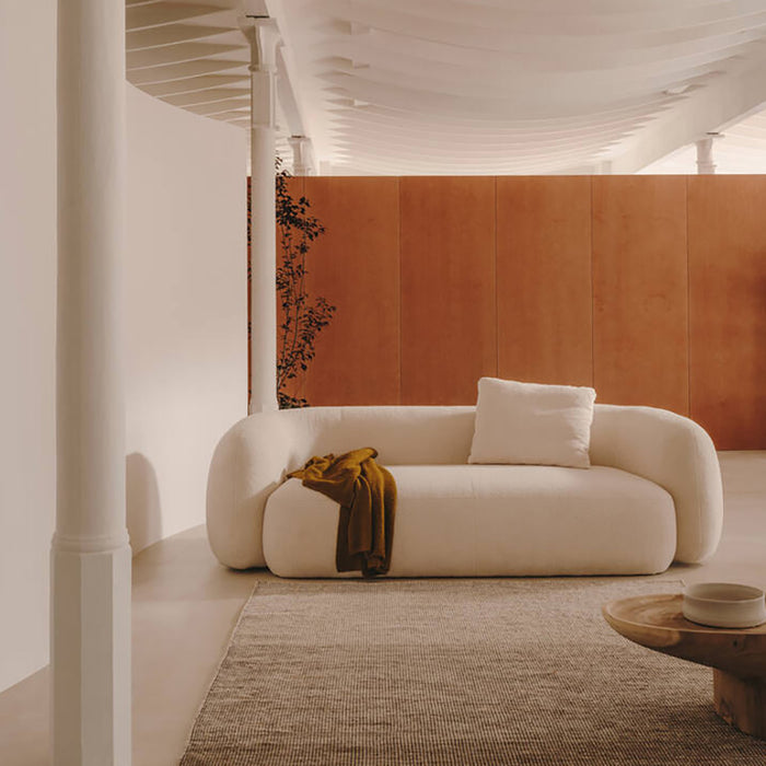 Kave Home Martina 3-Zitsbank van gebroken witte schapenvacht