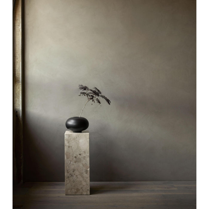 Audo Copenhagen Plinth Pedestal bijzettafel zwart Marquina marmer