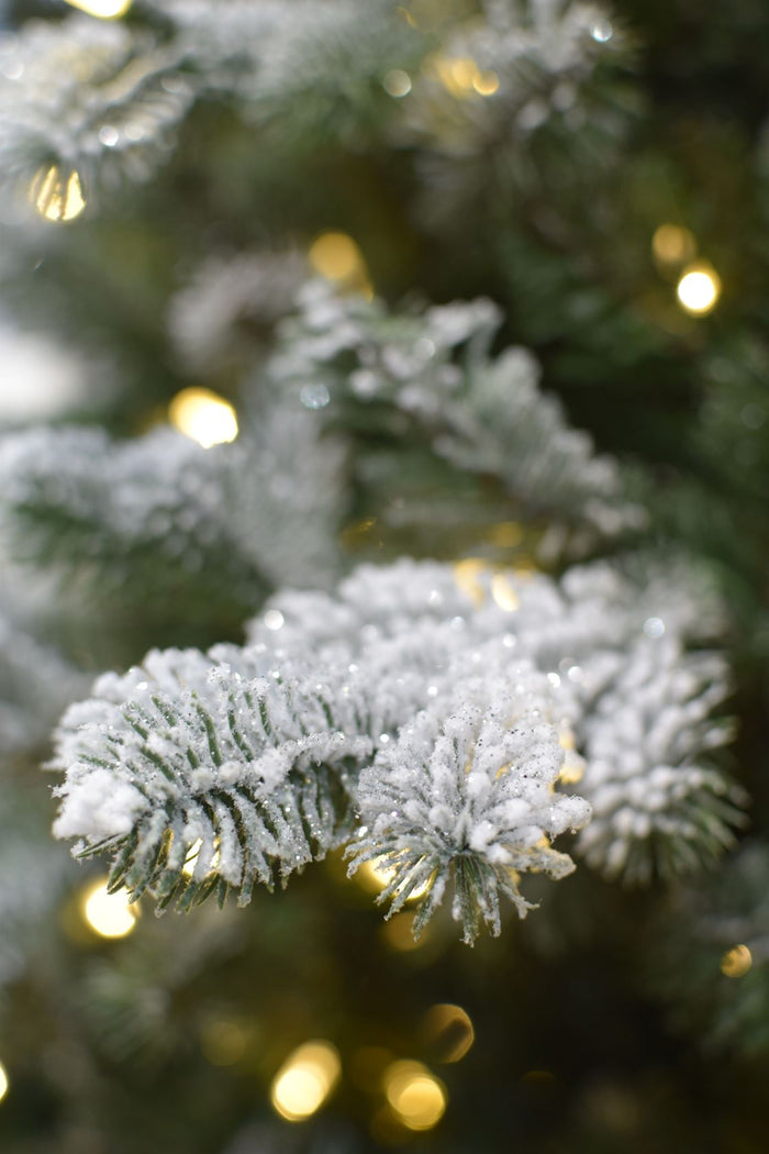 Snowy Sheffield kunstkerstboom - 228 cm - groen - Ø 145 cm - 2.610