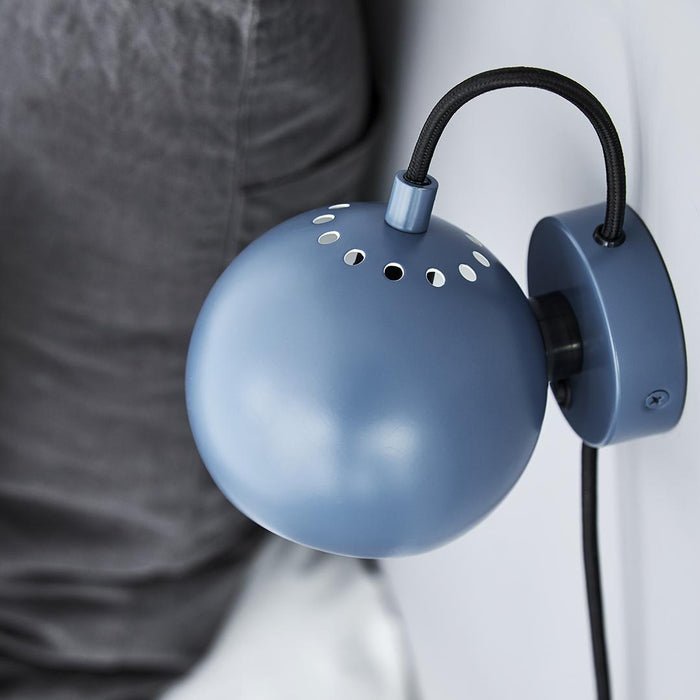 Frandsen Ball wandlamp mat lichtgrijs