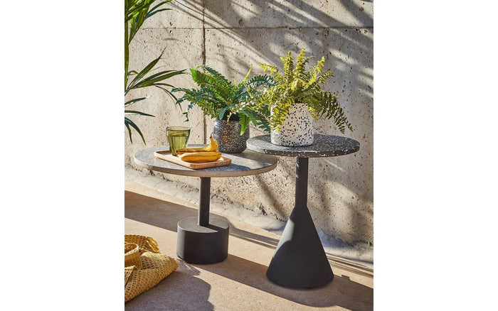 Kave Home - Delano grijs terrazzo bijzettafeltje met zwart stalen