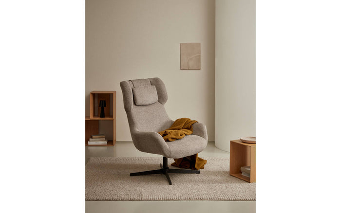 Kave Home - Zalina-draaistoel met armleuningen van lichtbruine