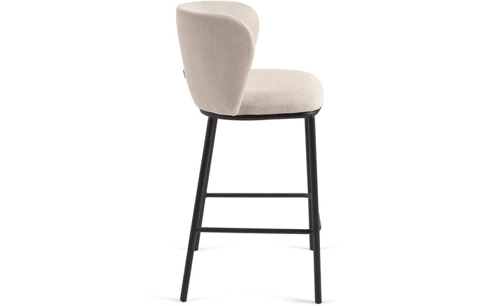 Kave Home - Ciselia kruk in beige chenille en stalen poten in zwart