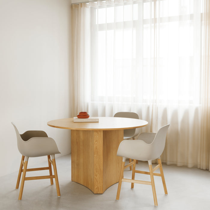 Normann Copenhagen Form Stoel met Armleuning - Eiken - Warm Grijs