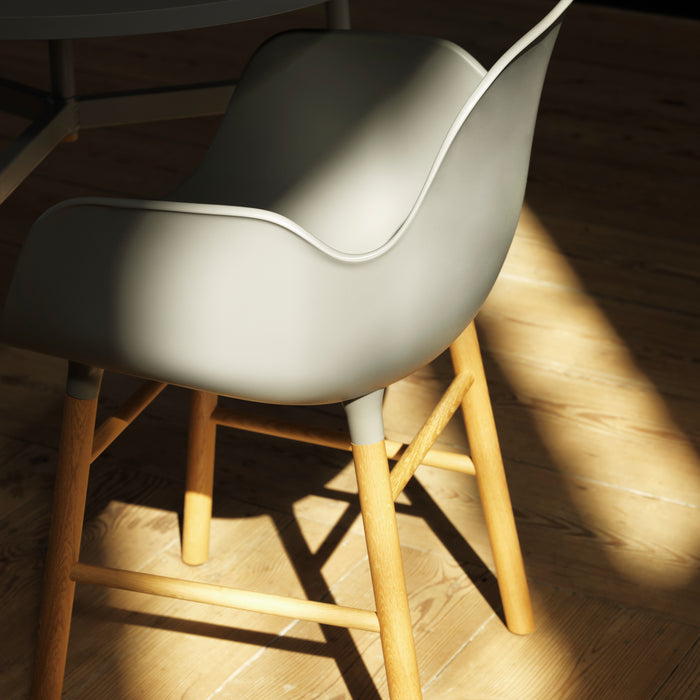 Normann Copenhagen Form Stoel met Armleuning - Eiken - Warm Grijs