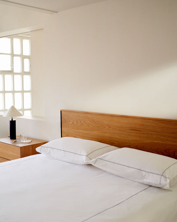 Kave Home - Taiana hoofdbord van eikenfineer en stalen poten met zwart