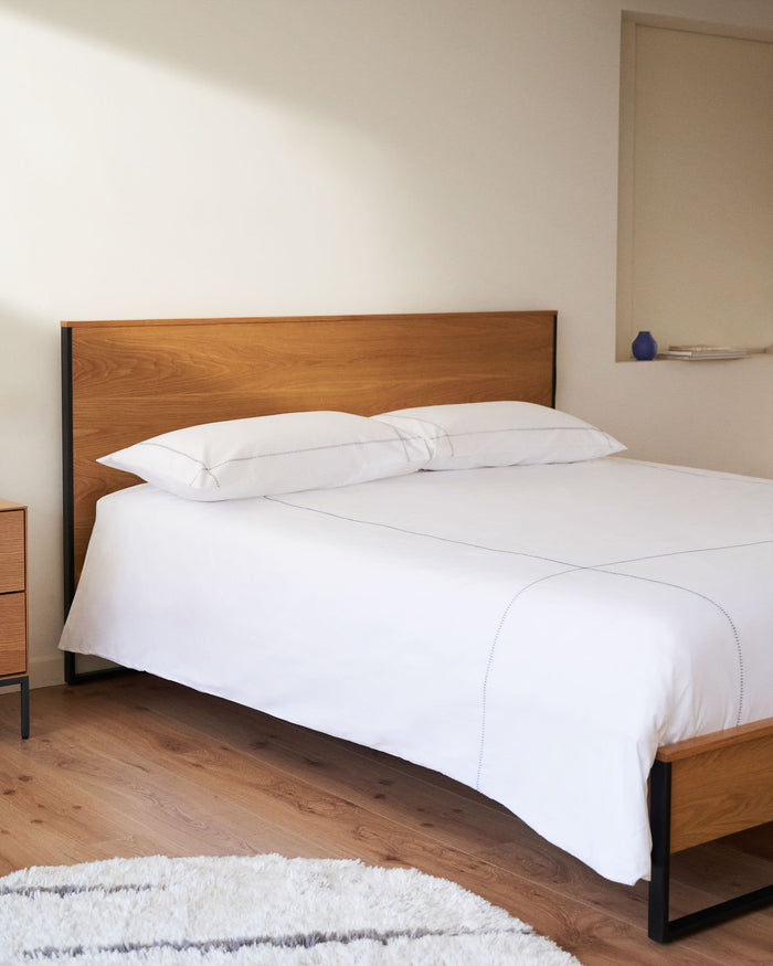 Kave Home - Bed Taiana van eikenfineer en stalen poten met zwart