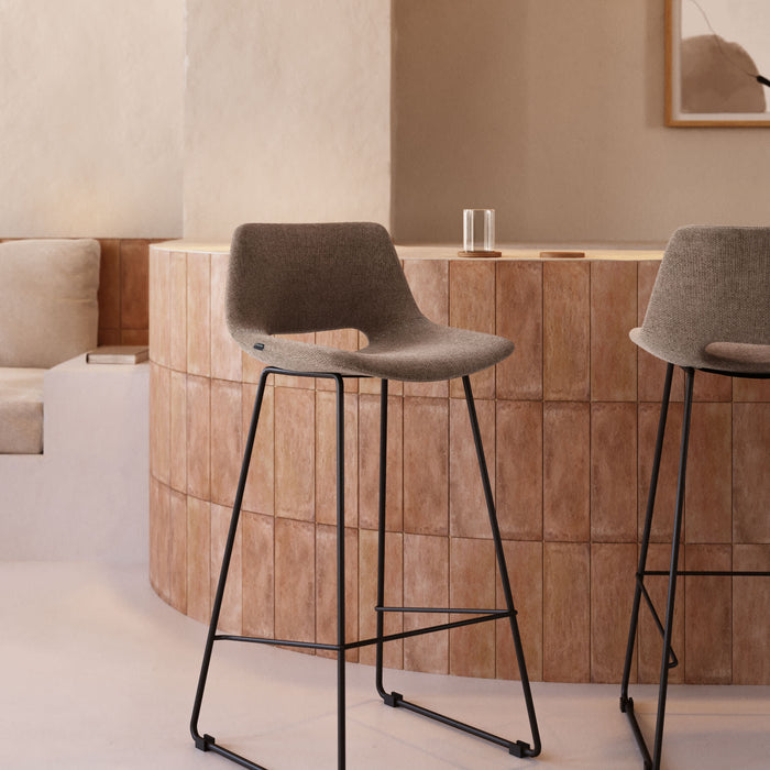 Kave Home - Zahara bruine kruk met staal in een zwarte afwerking,