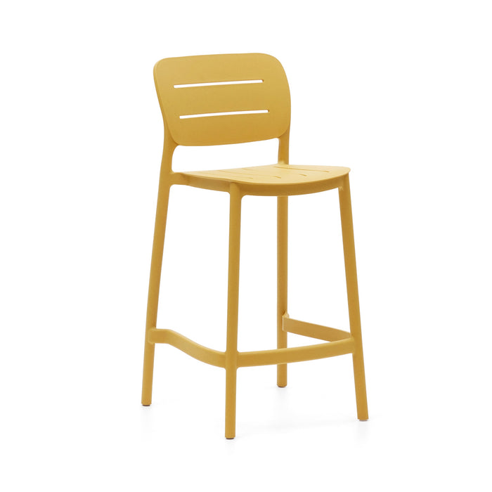 Kave Home - Morella tuinstoel van mosterdkleurig kunststof, 65 cm hoog