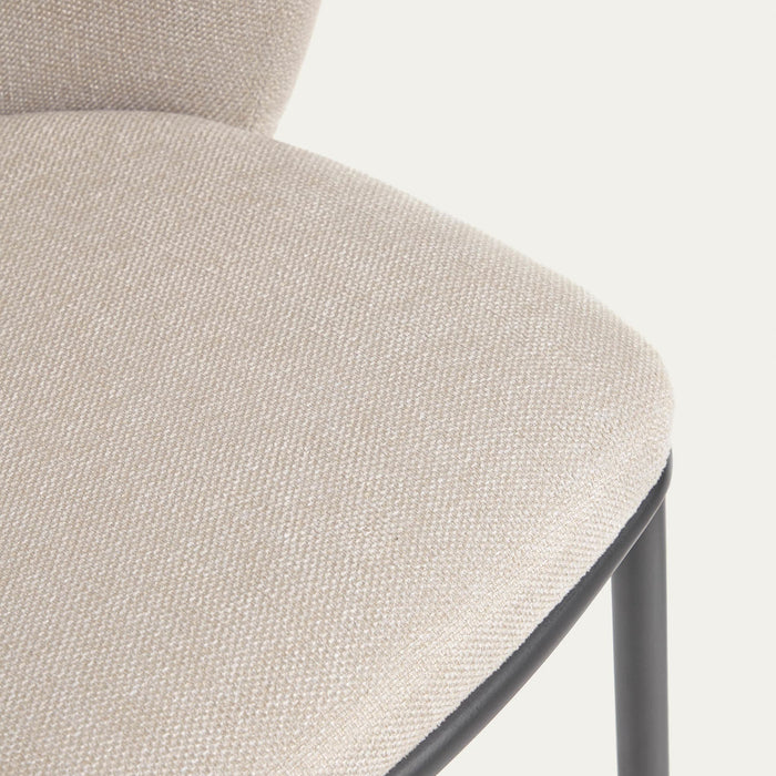 Kave Home - Ciselia kruk beige chenille en zwarte stalen poten  hoogte