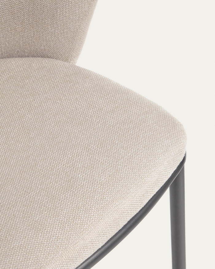 Kave Home - Ciselia kruk beige chenille en zwarte stalen poten hoogte