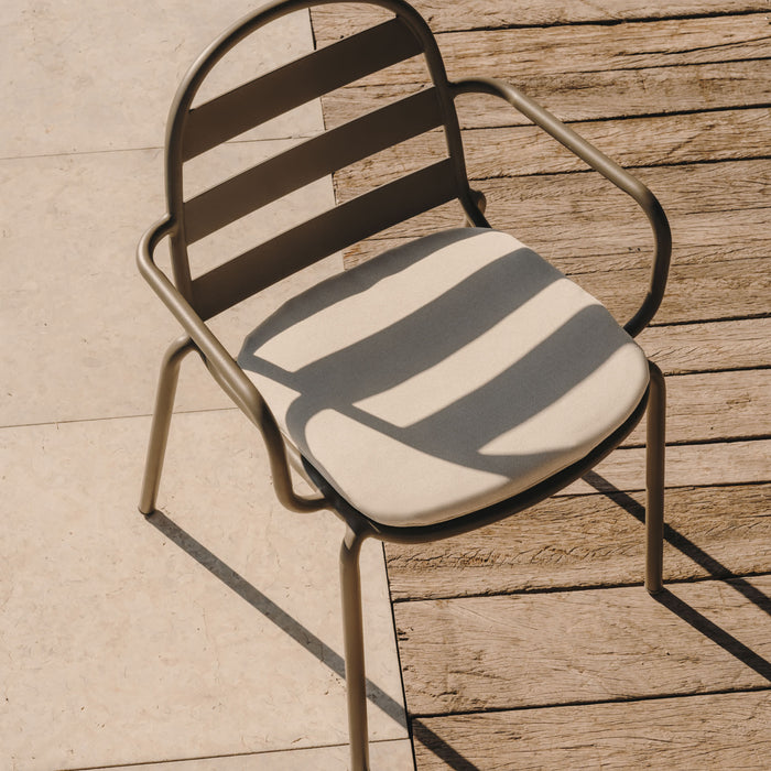 Kave Home - Joncols buitenstoel in aluminium met groen gelakte