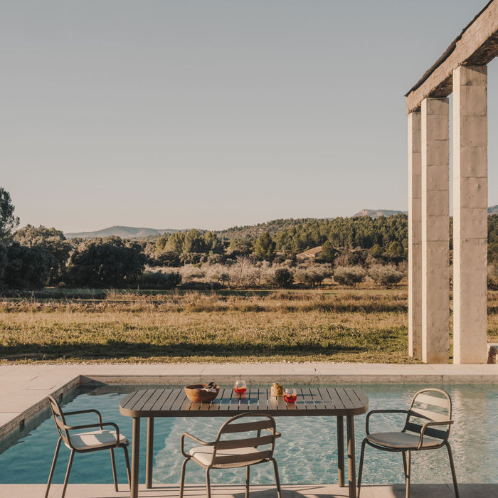 Kave Home - Joncols buitenstoel in aluminium met groen gelakte