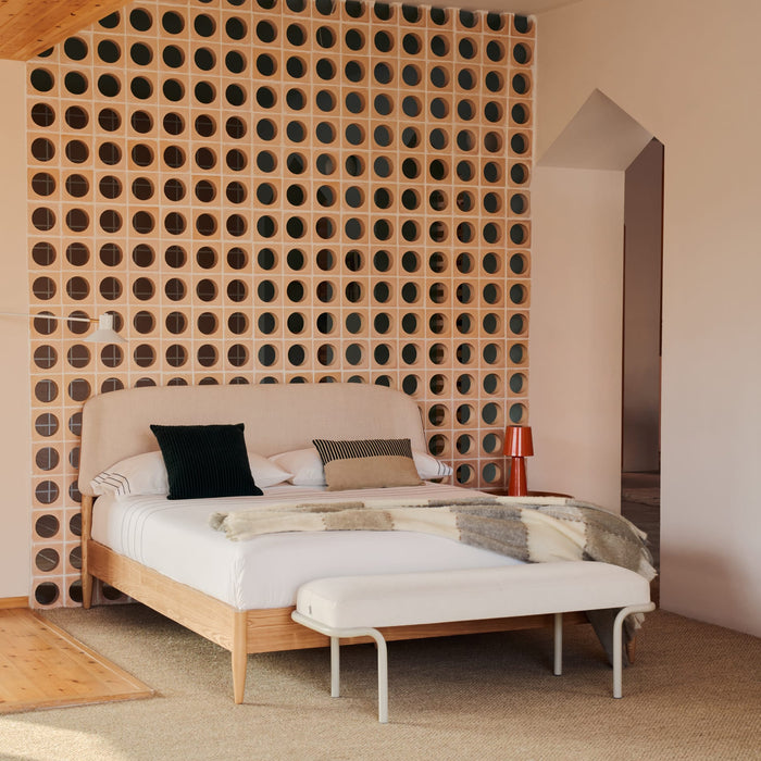 Kave Home - Octavia-bed in essen multiplex met wit gestoffeerd