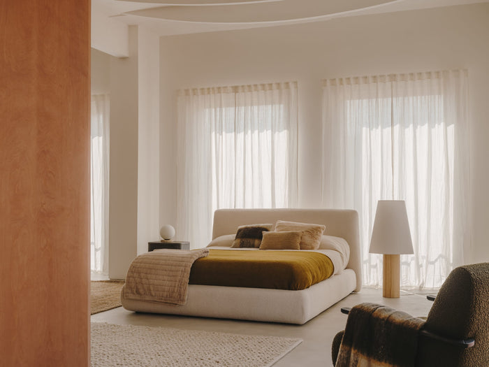 Kave Home - Malachi-tafellamp in mat glas en travertijnsteen