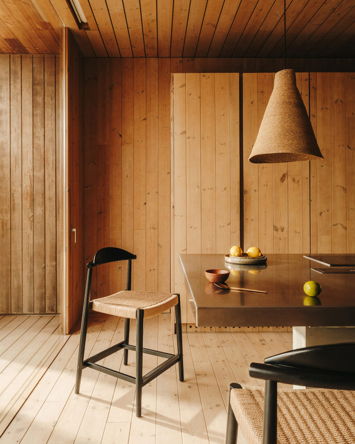 Kave Home - Kruk Nina van massief acaciahout zwarte afwerking en beige